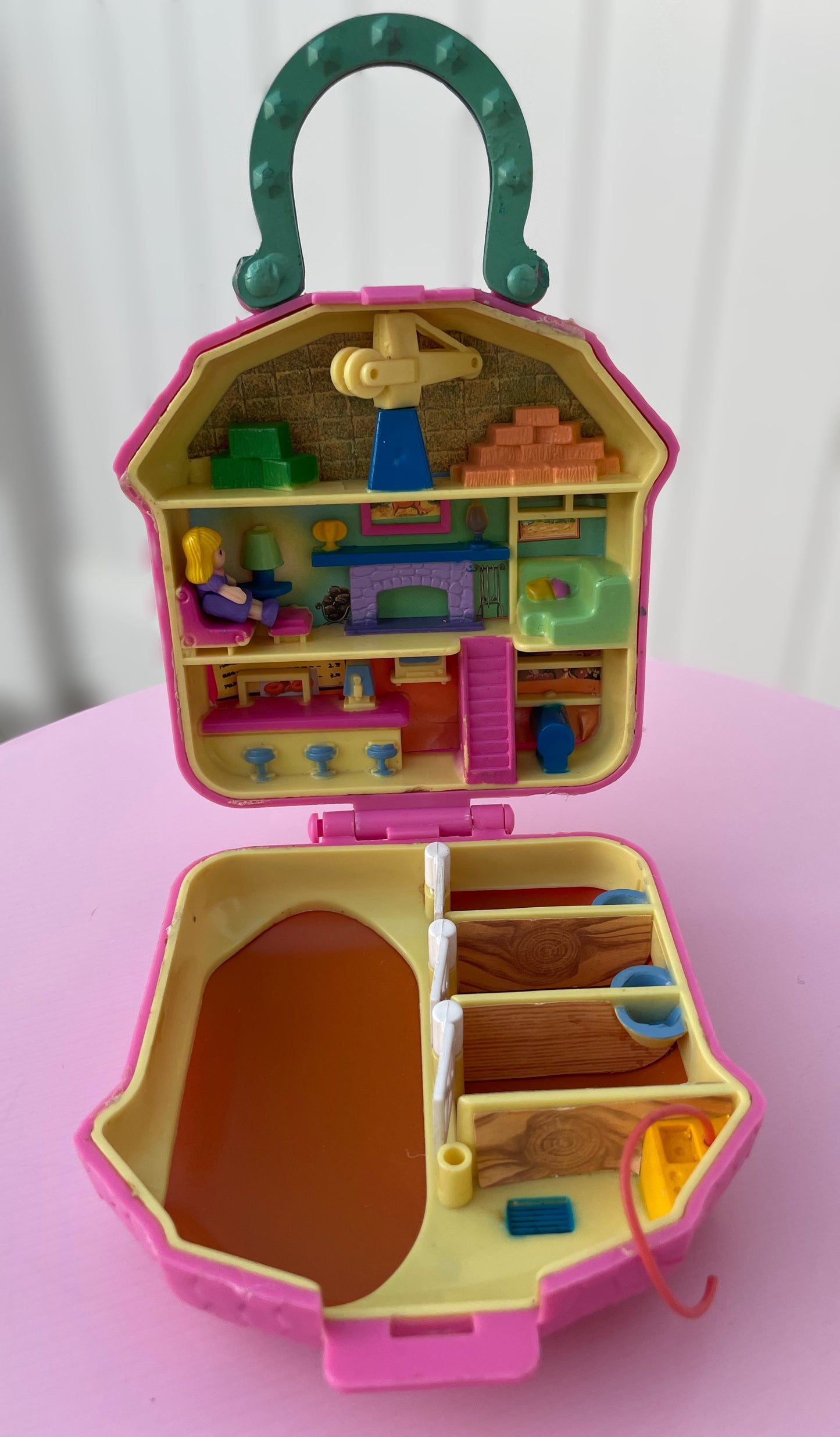 1994 Happy Trails Club Horse Stable with 1 Figure - Polly Pocket - Vintage