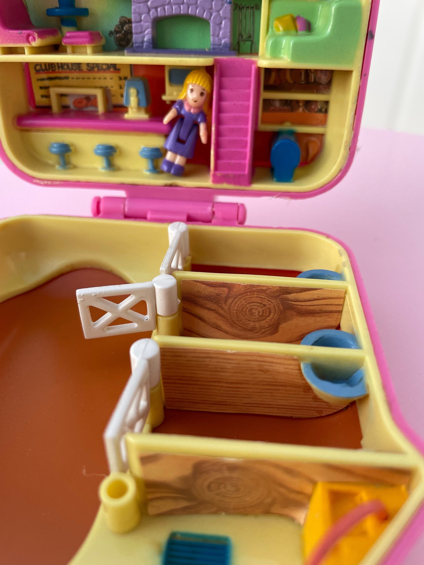 1994 Happy Trails Club Horse Stable with 1 Figure - Polly Pocket - Vintage
