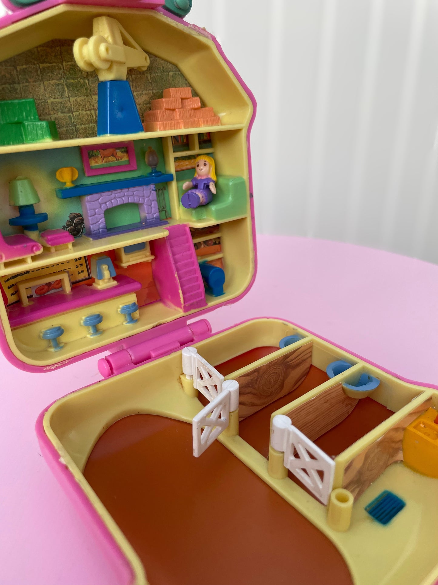 1994 Happy Trails Club Horse Stable with 1 Figure - Polly Pocket - Vintage