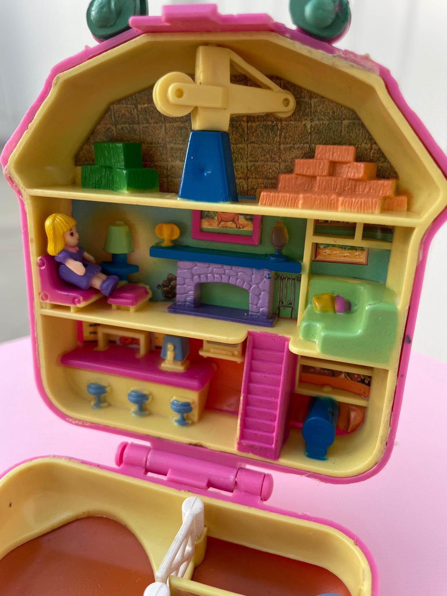 1994 Happy Trails Club Horse Stable with 1 Figure - Polly Pocket - Vintage